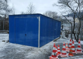 Színes lemezből készített garázsok 125