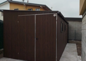 Színes lemezből készített garázsok 240