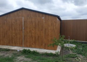 Színes lemezből készített garázsok 160