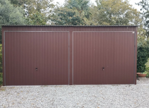 Színes lemezből készített garázsok 185