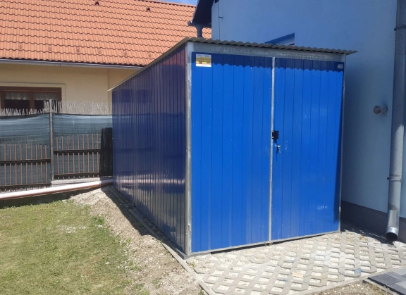 Színes lemezből készített garázsok 40