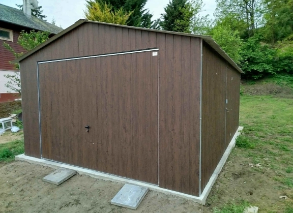 Színes lemezből készített garázsok 263