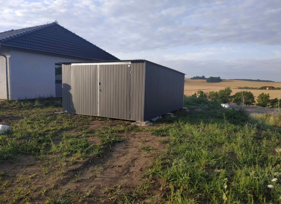 Színes lemezből készített garázsok 280