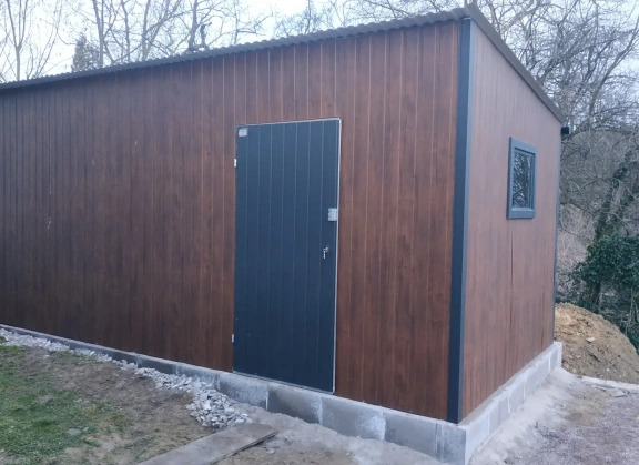 Színes lemezből készített garázsok 133